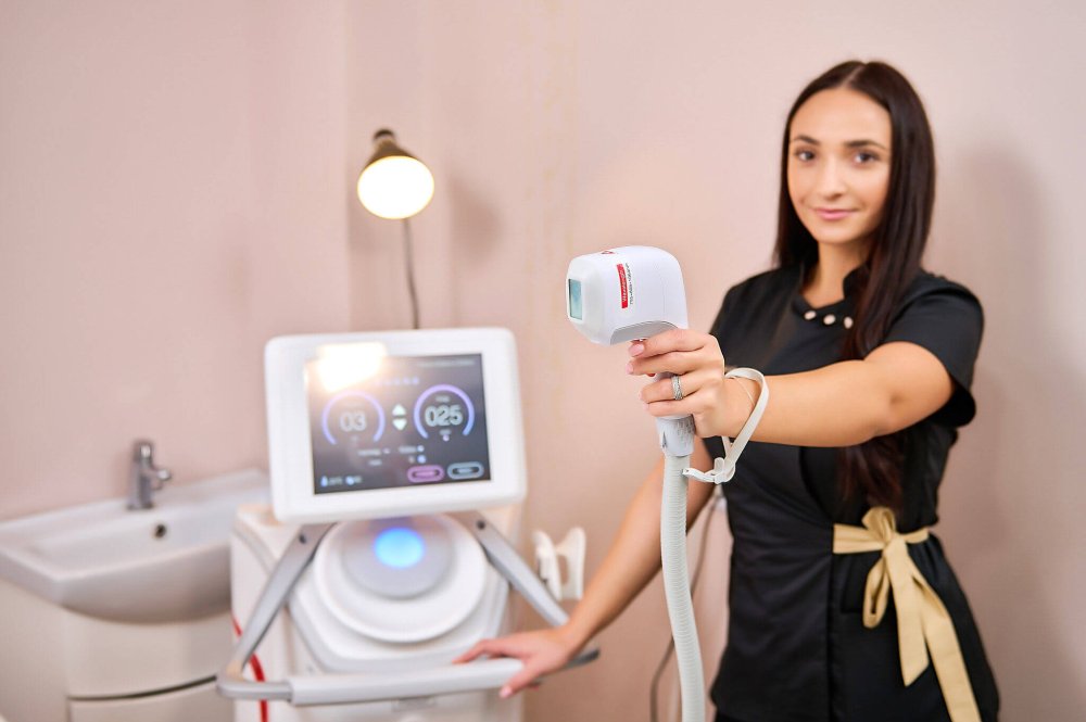 terapeut și aparat laser profesional